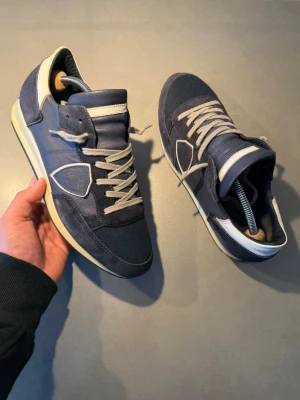 Philippe Model Skor - ‼️VI TAR INGA BYTEN‼️ Philippe Model Sneakers | Skick: 9/10 | Storlek 40 fits 41 | Tillkommer enbart skorna vid köp! | Frakt sker inom 24 timmar efter köp 📦💨 | Hör av dig vid minsta fråga eller fundering 💭