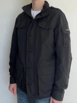 Woolrich field jacka - Snygg och eftertraktad field jacka från Woolrich! Fint skick inga defekter. Storlek M, modellen är ca 182, 70kg. Kontakta mig för fler frågor och funderingar!