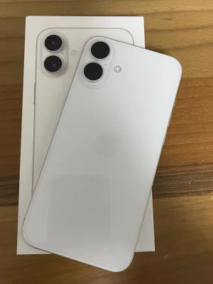 iPhone 16 plus med flera skal - Säljer en vit iPhone 16 plus, 128 gb, med snygg vit baksida, med skydd på, och dubbla kameror. Medföljer flera olika mobilskal i färger som beige, svart, rosa och lila transparent. Perfekt för dig som vill ha en stilren och modern mobil med många skal att byta mellan. 95% batterihälsa och är i väldigt fint skick. Användes alltid med skärmskydd och skal på. Skriv om ni har flera frågor. 