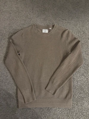 Beige stickad tröja från Bläck - Snygg beige stickad tröja från Bläck i storlek S. Tröjan har riktigt bra slim fit passform och är i väldigt bra skick. Skriv gärna vid frågor!😃✅