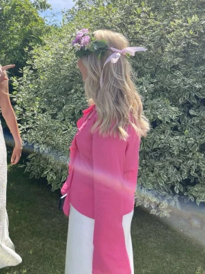 rosa blus - Fin rosa blus i nyskick, använd en gång. Skrynklig nu men de sista bild för rättvishet🩷