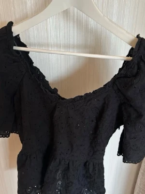 Svart blus med hål H&M - Aldrig använd men superfin, från 