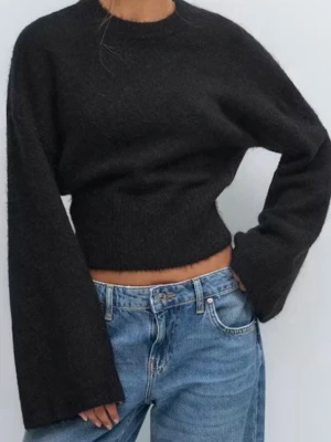 Mörkblå stickad tröja - Trendig mörkblå stickad tröja med vida ärmar från gina. Använd en gång och nypris ligger på 399 hos gina😁