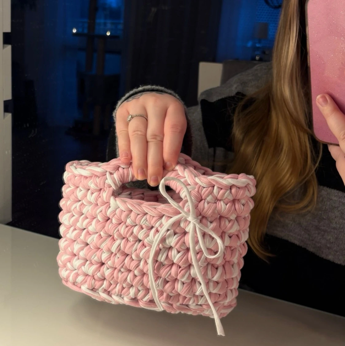 Virkad handväska i t-hirt garn i rosa/vit - 1