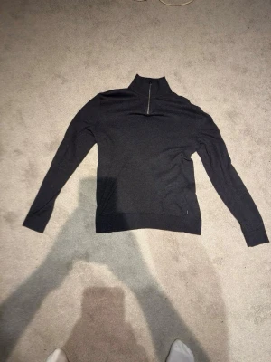 Mörkgrå stickad tröja med halv dragkedja - Mörkgrå stickad tröja från jack and Jones