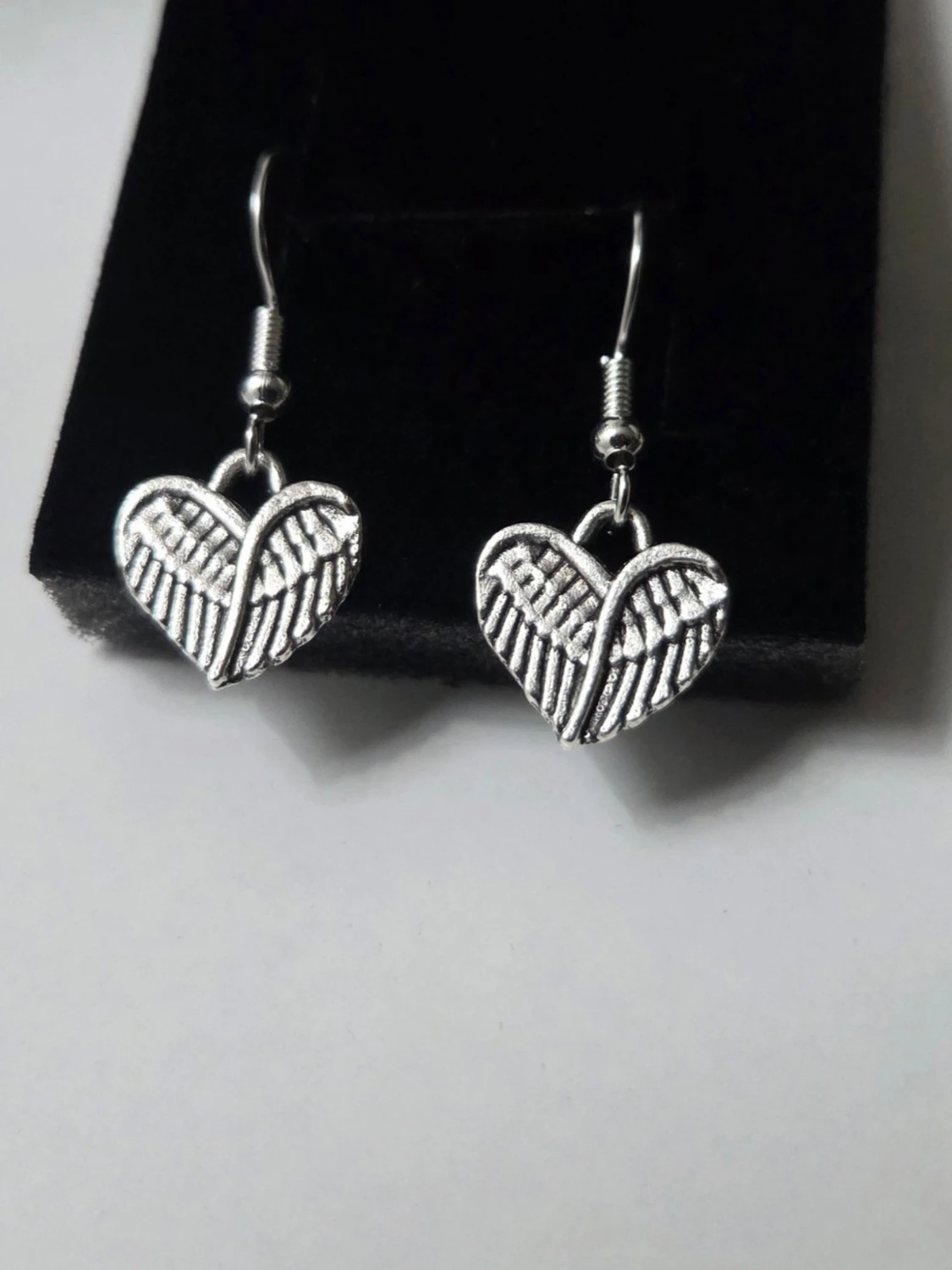 Vingade hjärtan – Örhängen i rostfritt stål 🕊️🤍