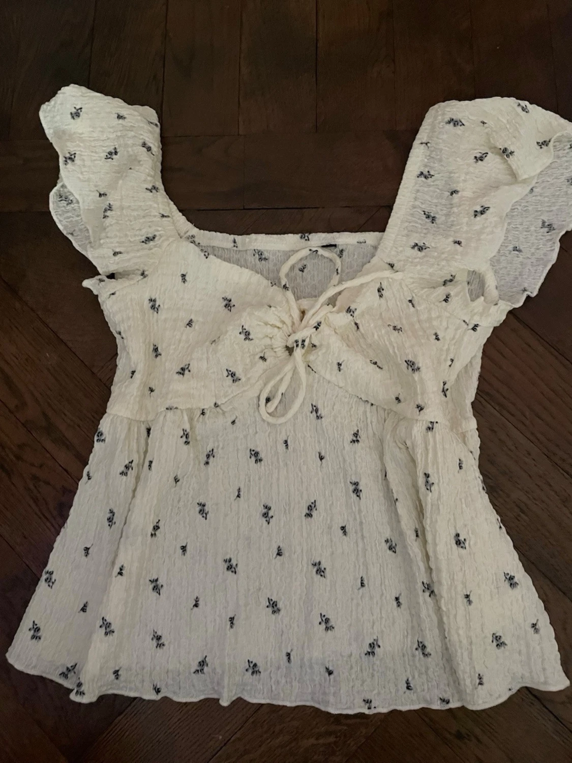 Vit blommig blus med snörning - 3