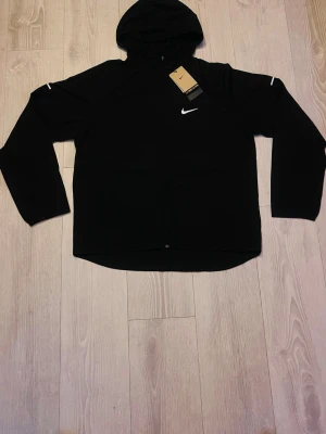 Nike Miler – Svart (M)  - ⚡️ Nike Miler Vindjacka – Svart (M) Lätt och funktionell Nike Miler i klassisk svart. Perfekt för löpning, träning eller som tunn vardagsjacka. Reflexdetaljer och huva — både snyggt och praktiskt. Mycket fint skick! 🖤🏃‍♂️ 💬 Öppen för prisdiskussion!  📦 Skickas samma dag!  🎨 Färg: svart 📏 Storlek: M 🌬️ Lätt & vindtålig ⚡ Reflexdetaljer  #NikeMiler #BlackJacket #RunningJacket #NikeRunning #StorlekM #SportStyle #SnabbLeverans