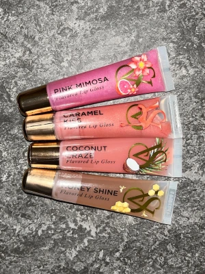 Victoria’s Secret Flavoured Lip Gloss - Skriv innan köp!! NY! Caramel kiss (finns ej i Sverige), Honey shine och coconut craze (pink mimosa såld) flavoured lip gloss✨Säljer för 79kr styck eller alla 3 tsm för 229. Original pris 118/st.