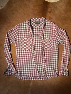 Rutig skjorta från Batistini - Tjabba säljer denna feta rutiga skjorta som är perfekt för att använda som Overshirt! Passar som en M/L. Vid minsta fråga eller fundering hör av er🤠✌🏼