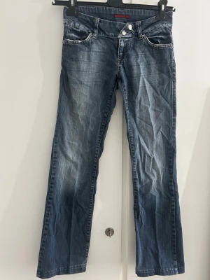 Low y2k vintage bootcut jeans - Blå super low waist bootcut jeans med snygga fickor 