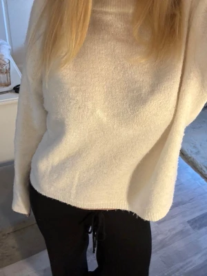 Vit stickad tröja  - Mysig vit stickad tröja med rund hals och långa ärmar. Tröjan är från lager 157 och år i storlek L🤍
