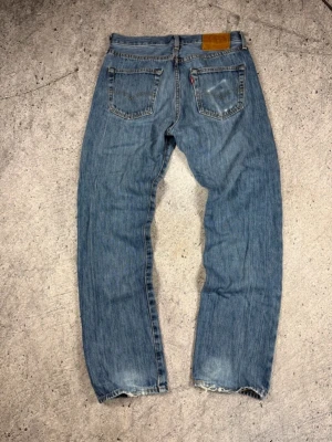 Levis jeans - Tjena! Nu säljer jag dessa riktigt feta Levis 501 med en riktig snygg tvätt. Finns lite små snygga slitningar som ni kan se på bilderna, men inget som påverkar användadet. Jeansen är i storlek 30/30.