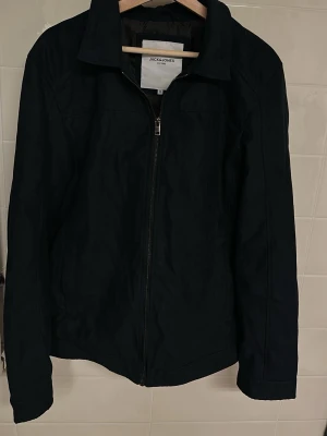 Marinblå Jack and Jones overshirt jacka  - Tja säljer en marinblå Jack and Jones overshirt jacka i mocka imitation har knappt använt den i storlek M, skriv om du har några mer frågor🙏