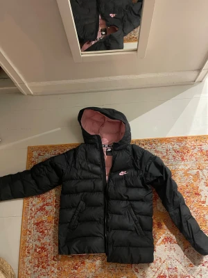 Nike vinter jacka - Rosa och svart vinter jacka i dun. Jätte skön och varm!!💕