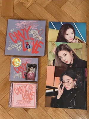 Itzy Crazy in Love Set - Kommer med de två special versions (photobook och jewelcase) samt inklusions som sedd på bilderna!