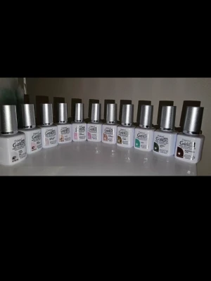 Gel IQ - Säljer lack till Gel IQ. Kommer från årets julkalender. Säljer pga dubbletter eller färger som inte passar min smak.  Allt är oanvänt!!  Säljer helst allting tillsammans! Men om det är någon/några färger som ni vill köpa så kan vi lösa det!  Ordinarie pris för alla lack är: 939kr.