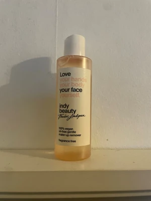 Indy Beauty sminkborttagning 100 ml - Vegansk och parfymfri sminkborttagning från Indy Beauty. Kommer i en genomskinlig plastflaska med vit kork och har en mild, oljefri formula som är skonsam mot huden. Perfekt för att ta bort makeup på ett effektivt sätt.