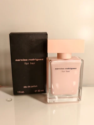 Narciso Rodriguez For Her EdP 30ml - Elegant parfym från Narciso Rodriguez, For Her Eau de Parfum ca 10/30ml kvar (se bild för referens).