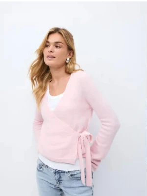 Ljusrosa omlottkofta med knytband -  ljusrosa stickad omlottkofta med långa ärmar och knytband i sidan💕