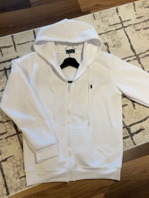 Ralph lauren vit  - Har 3st Ralph lauren. Har 2st vita och 1 svart. Säljer dem alla tre och de finns i min profil ifall du är intresserad. De håller dig stillig och du kan matcha dem på flera stiler. Är det något du undrar över så fråga bara. Passa på!