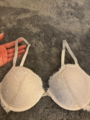 Vit spetts bh med glitter - Supersnygg spetts bh med glitter band. Endast testad men några stenar har tyvärr fallit av💕💕