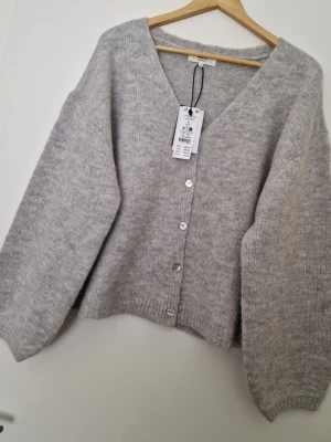 Gina Tricot stickad kofta L - Stickad kofta från Gina i storlek L. Ny med prislapp.