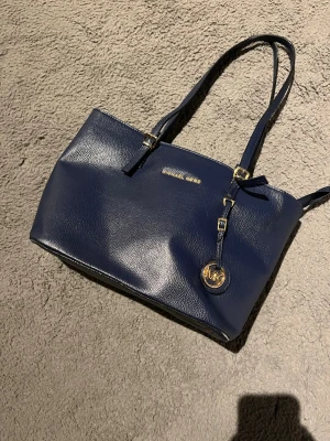 Tjej väska  - En fin mörkblå tjej väska. 