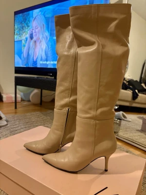 Boots  - Snygga höga stövlar i beige, stl38