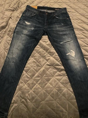 Dondup Jeans - Hej! Säljer nu dessa sjukt schyssta Dondup jeansen i modellen Ritchie(skinny), modellen är enligt mig precis likadan som George. Byxorna är i storlek 35 men sitter som W32 och har riktigt sköna slitningar i en mörkblå färg, hör av dig vid frågor! (Mått sista bild)