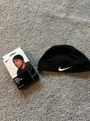 Nike Skull Cap - Helt ny & Oanvänd ✔️, kommer med förpackning 📦, Onesize ✔️, skickas inom 1 dag 🚀, kontakta gärna för mer info ☺️