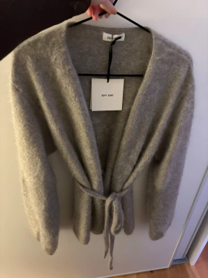 Soft Goat kofta - ny oanvänd med lapp kvar på - Säljer Soft Goat kofta i färgen greige. Ny oanvänd med prislappen på. Storlek M, men passar från XS och upp. 100% Kashmir. Nypris ca 525€