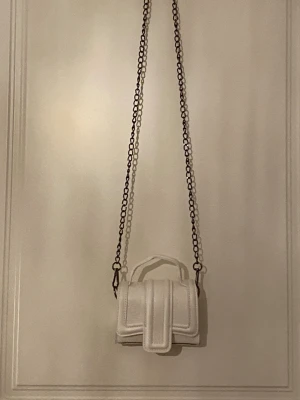 Axelväska  - Liten väska, inte använd och helt ny 