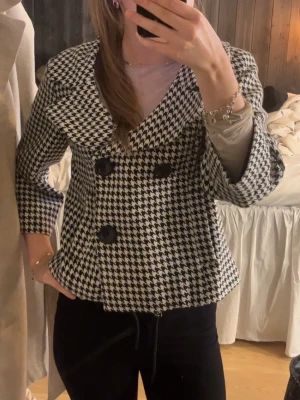 Svartvit trekvarts kavaj - Snygg svartvit kavaj med mönster och trekvarts ärmar. Kavajen är i storlek L men sitter bra på mig som vanligtvis har storlek S