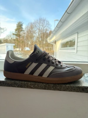 Adidas Samba bruna  - Klassiska Adidas Samba sneakers brunt. Väldigt bra skick. 