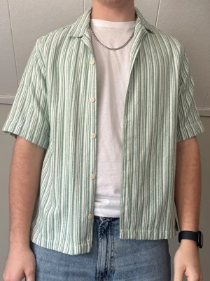Grönvit randig skjorta i bomull - Kortärmad skjorta med gröna och vita ränder, använd 2 gånger