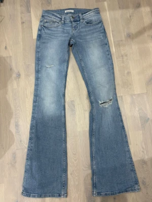 Ljusblåa jeans, storlek XS Tall - Ljusblå snygga jeans med hål från Ginas 14+ avdelning! Storlek xs tall passar dig som är 175 och uppåt. Aldrig använda ! Nypris 499kr