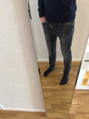 G-star jeans - Säljer ett par svarta jeans från G-star raw. Jag på bilden är 180 och väger ca 65kg. Hör av dig vid fler frågor!
