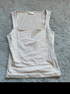 linne - säljer detta linne ifrån gina i storlek xs❣️de är använt få gånger och är i nyskick. färgen är lite beige/rosa 