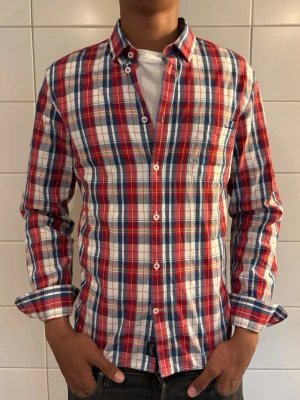 Flanell skjorta  - Hallå! Säljer denna otroligt stiliga flanell skjorta perfekt nu till sommaren! Modellen är ca 189 cm lång, skriv gärna vid intresse eller funderingar! 
