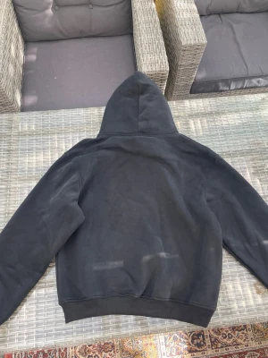 Svart hoodie - Svart hoodie från Russell athletic väldigt skönt material dyrt kvalité. Annars en väldigt skön svart hoodie