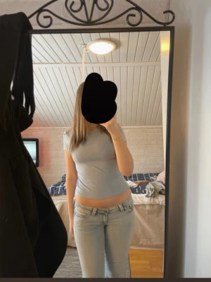 Ljusblå + grå croppad topp med kort ärm - Säljer en ljusblå + en grå croppade toppar med korta ärmar och rund halsringning. Topparna är enkel och stilren, perfekt att matcha med jeans eller kjol. Materialet känns mjukt och stretchigt, vilket gör den bekväm att bära hela dagen.