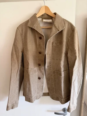 Beige overshirt i denimmaterial från Zara Man - Säljer en snygg helt oanvänd beige overshirt i denimmaterial från Zara Man, med prislappen kvar. Finns ej att köpa längre. 