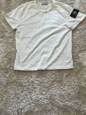 Vit Stone Island t-shirt med patch - Inge skador eller något negativ med tröjan