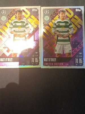 Topps Matt O'Riley Limited Edition kort - Två glittriga samlarkort från Topps med Matt O'Riley i Celtic-tröja. Båda korten har gröna och vita detaljer, holografisk yta och texten 'Limited Edition'. Perfekt för dig som samlar fotbollskort eller gillar Celtic.