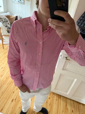Rutig ralph lauren skjorta - Snygg rosarutig skjorta från ralph lauren, den är i nyskick utan defektrr och är i storlek L!