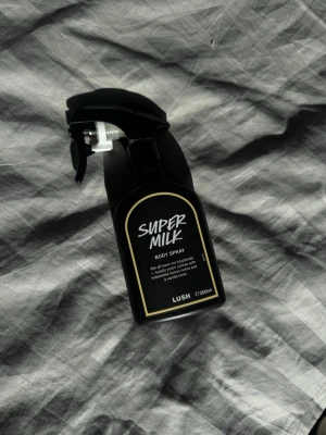 Super Milk Body Spray från Lush - har inte använt den så många gånger så hela är typ kvar, fick den i present