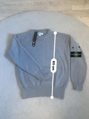 Stickad grå stone island tröja  - Säljer en superfin stickad Stone Island-tröja i ljusgrå färg i storlek M, men passar även S beroende på hur man vill att den sitter. Tröjan är endast använd 1–2 gånger och är därför i väldigt fint skick utan några slitningar eller defekter. Väldigt clean och stilren modell som passar till allt och funkar året runt. Klassiska Stone Island-badgen på armen som ger en exklusiv look. Mått: längd cirka 65 cm och bredd cirka 52 cm. Hör gärna av dig vid frågor eller intresse ✨Aktiv hela tiden✅
