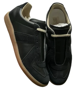 Maison margiela skor - Säljer ett par deadstock Maison margiela gats. Alltså, sprillans nya! Endast testade inomhus. En extremt eftertraktad färg i dunder skick. Nypris ca 7500kr. Allt ingår, låda, dustbags, kort osv. Storlek 43. Kom gärna med bud. Mvh Oscar 