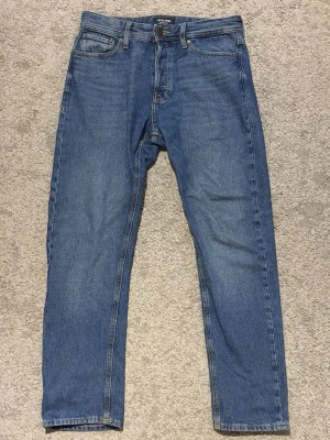 Jack&Jones Blåa Jeans 30/32 - Säljer ett par blåa jeans från Jack&Jones med avslappnad passform, modell Relaxed Chris. Sköna och stilrena jeans. Storlek W30 L32. Hör av dig vid frågor.